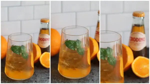 Erfrischender Crodino Spritz mit Eis, Minze und Orangenstücken. Perfekt für einen sonnigen Nachmittag.