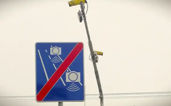 Koniec odcinkowego pomiaru prędkości na A1. Znak drogowy z przekreślonymi aparatami fotograficznymi i kamery na słupie.