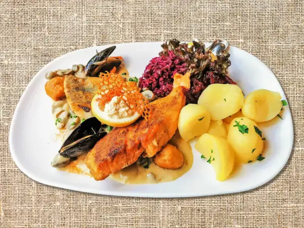Wykwintne danie rybne z ziemniakami i mulem, idealne dla szukających najlepszych kołobrzeg restauracje.