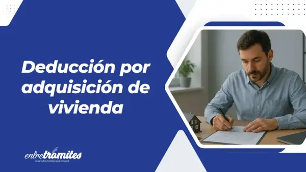 Hombre firmando documentos para la deducción por compra de vivienda. Un modelo de casa y llaves sobre la mesa.