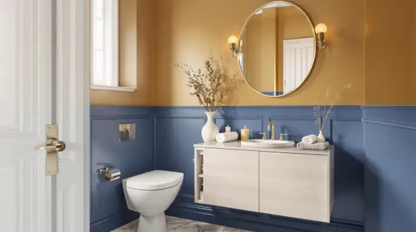 Salle de bain chic : mur bleu profond, accents dorés, contraste entre le noir satiné des accessoires et le noir mat du papier peint.