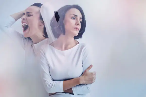 Kobieta doświadcza skrajnych emocji, od krzyku po wycofanie. Obraz symbolizuje chorobę dwubiegunową, sugerując potrzebę testu.