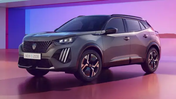 Nowy Peugeot E-2008 w stylowym szarym kolorze, z nowoczesnym designem i atrakcyjną ceną.