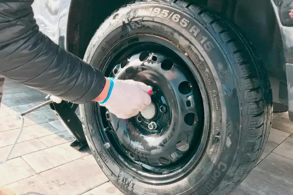 Kiedy zmieniać opony na letnie? Zasada 7°C i przepisy w Polsce