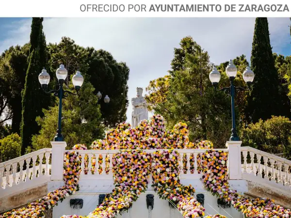 Escaleras adornadas con miles de flores coloridas, un preludio a los **festivales en Zaragoza**.