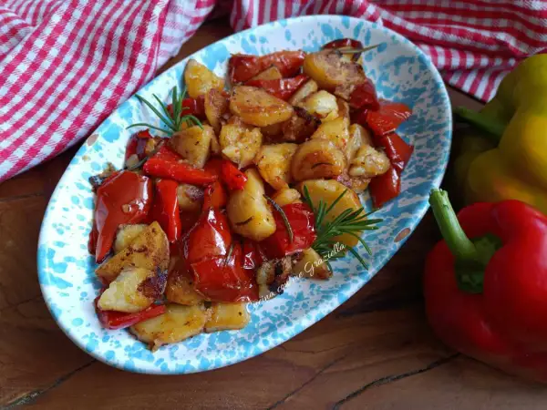 Patate e peperoni in padella, un contorno saporito e colorato, pronto per essere gustato.