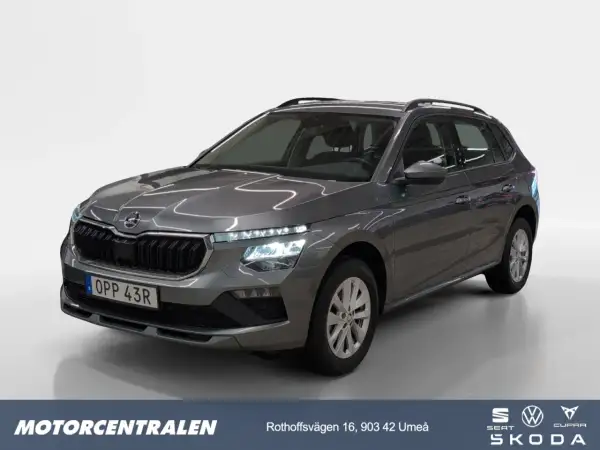 Grå Skoda Kamiq, modell 2023, med registreringsskylten OPP 43R. En bil som kan ha ett skoda kamiq problem, men ser fin ut på bilden.