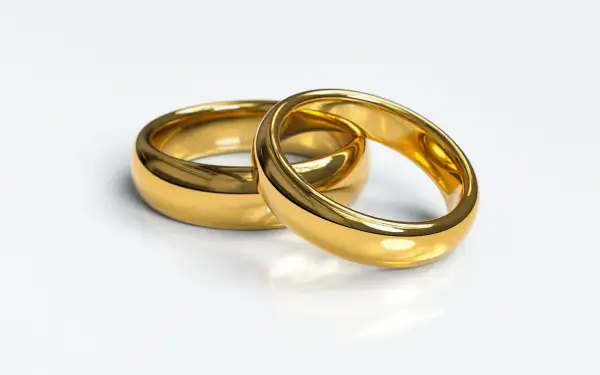 Dos anillos de oro brillante, como si el tiempo no hiciera que el oro se ponga negro.