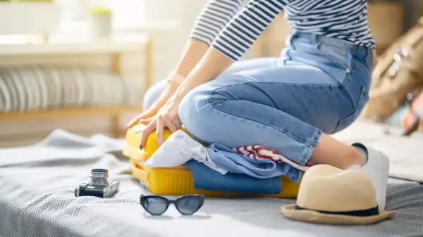 Packliste Reiterferien: Kleidung, Hut, Sonnenbrille und Kamera für den Urlaub.