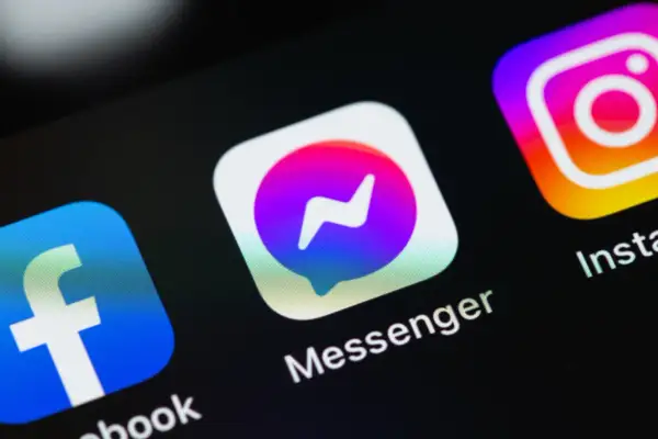 Ikona Messengera na ekranie telefonu. Dowiedz się, jak wyłączyć aktywność na Messengerze dla jednej osoby na telefonie, aby zachować prywatność.