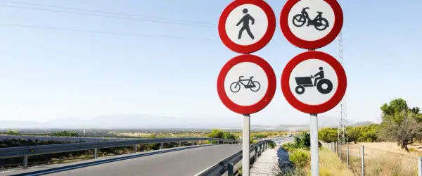 Señales de tráfico que indican normas de seguridad vial: prohibido peatones, ciclomotores, bicicletas y tractores.