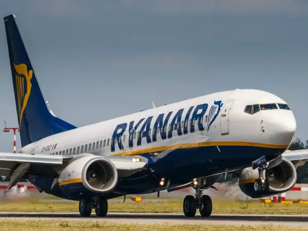 Samolot Ryanair z napisem "RYANAIR" na kadłubie startuje z pasa. Marzysz o tanich podróżach? Ryanair loty za 1 zł to szansa na przygodę!