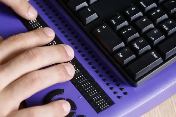 Komputery dla niewidomych: Jak zyskać niezależność dzięki technologii