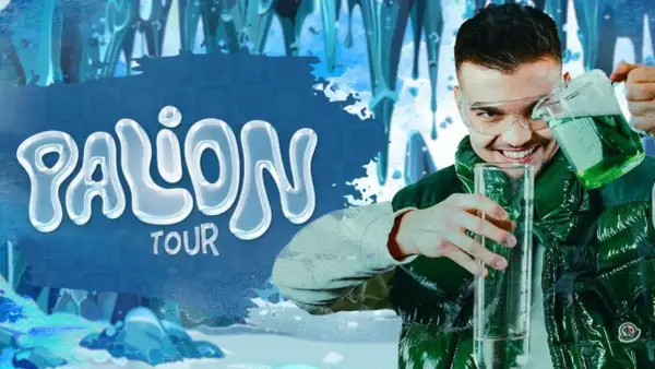 Młody mężczyzna w okularach ochronnych przelewa zielony płyn do wysokiej probówki. Obok napis "PALION TOUR" na tle lodowych sopli.