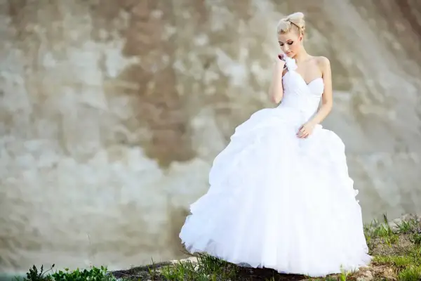 Braut in weißem Kleid mit voluminösem Reifrock, bereit, "Ja" zu sagen. Ein Traum, wenn Sie einen Reifrock kaufen möchten.