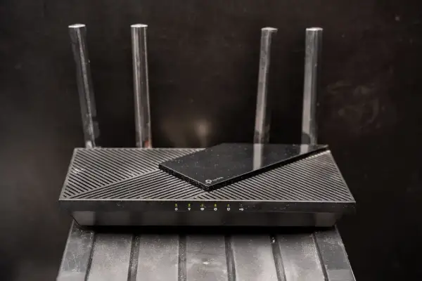 Czarny router z czterema antenami, który jest sercem domowej sieci Wi-Fi.