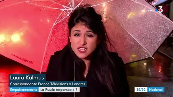 Laura Kalmus, journaliste à Londres, sous un parapluie rouge, parle d'empoisonnement. Ses origines et celles de ses parents sont inconnues.