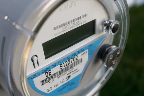 Nowoczesny licznik energii elektrycznej, model G12W, od firmy Energa. Widoczny numer seryjny 9122702.