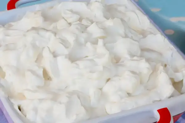 Glace italienne maison sans machine, texture aérienne et onctueuse dans un plat blanc. Parfait pour une recette facile et gourmande.