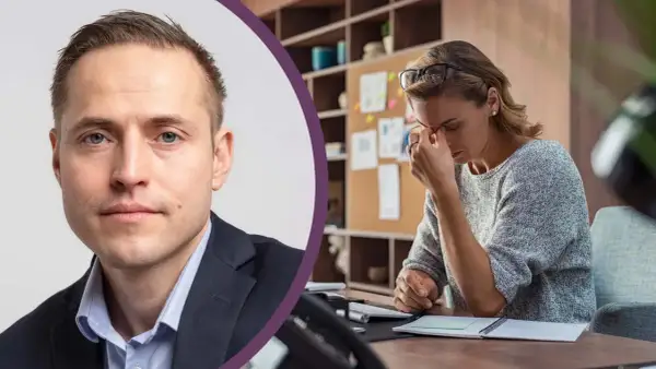 Man i kostym ser bekymrad ut. Kvinna vid skrivbordet gnuggar sig i ögonen, kanske efter negativ kritik.