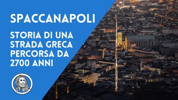 Spaccanapoli, la strada greca che divide la città da 2700 anni, illuminata di notte.