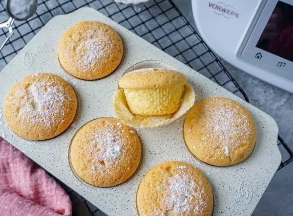 Leckere Muffins, frisch aus dem Thermomix, mit Puderzucker bestäubt.