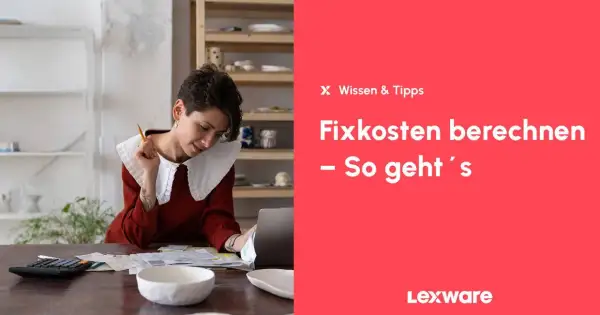 Frau mit Stift und Taschenrechner, um Fixkosten zu berechnen. Tipps für Ihr Unternehmen.