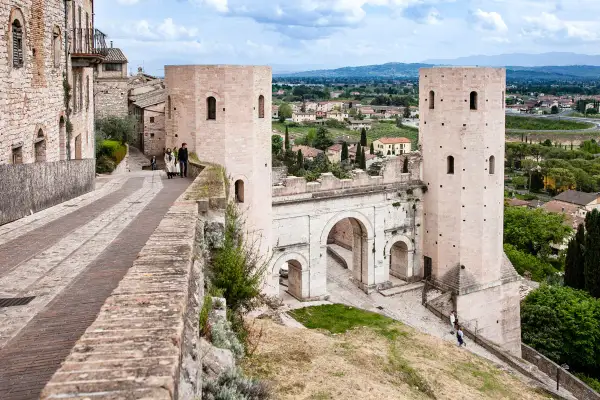 Porta Romana, uno dei borghi più belli d'Italia in Umbria, con le sue torri medievali e l'arco imponente.