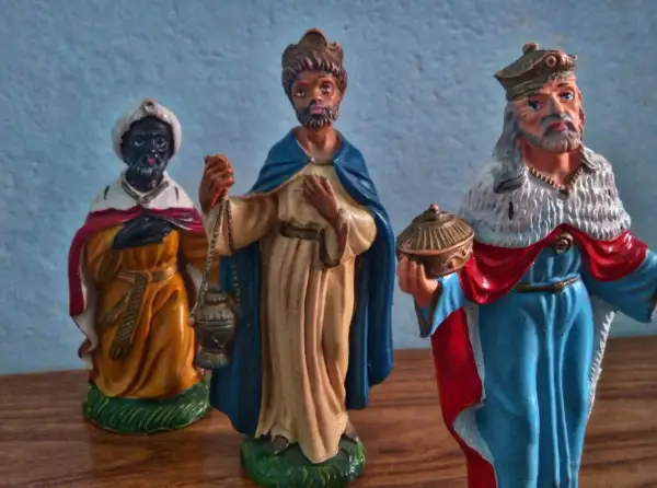 Melchiorre, uno dei Re Magi, porta un incensiere. Gli altri due portano oro e mirra.