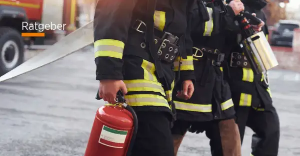 Feuerwehrleute mit Feuerlöscher und Schlauch. Informationen zu den berufsfeuerwehr voraussetzungen.