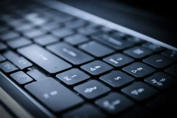 Klawiatura laptopa, idealna do szybkiego wyszukiwania i instalowania aktualizacji, np. driver updater.