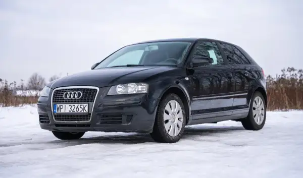 Czarny Audi A3 2004 na śniegu, gotowy na zimowe przygody.