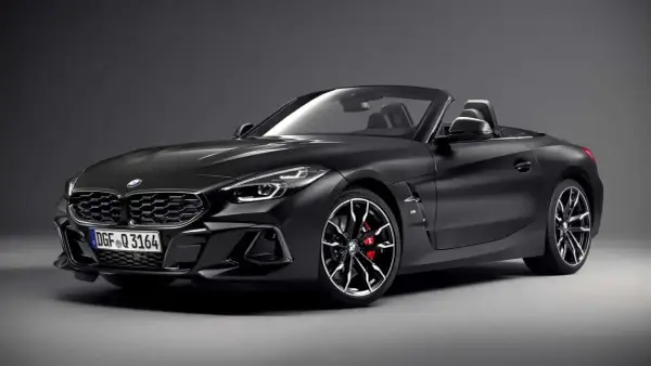 Un elegante BMW Z4 capota dura negro mate, listo para la carretera.