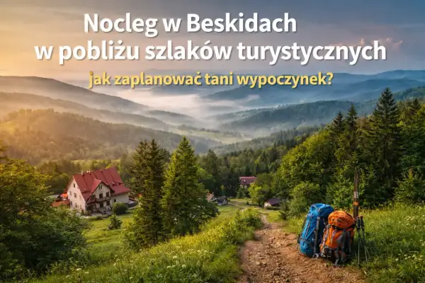 Dwa plecaki czekają na szlaku w Beskidzie Małym. W oddali widać domki i mgliste doliny.