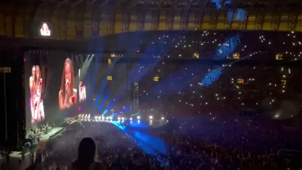 Wielki koncert w Gdańsku 2025! Widownia rozświetlona tysiącami świateł, na scenie artystki śpiewają do mikrofonów, a na telebimach ich zbliżenia.