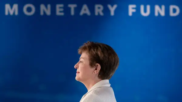Kristalina Georgieva, szefowa IMF (Międzynarodowego Funduszu Walutowego), na tle niebieskiego banera z napisem "MONETARY FUND".