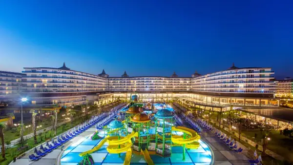Eftalia Ocean: rozświetlony hotel z parkiem wodnym i basenami, idealny na wakacje nad morzem.