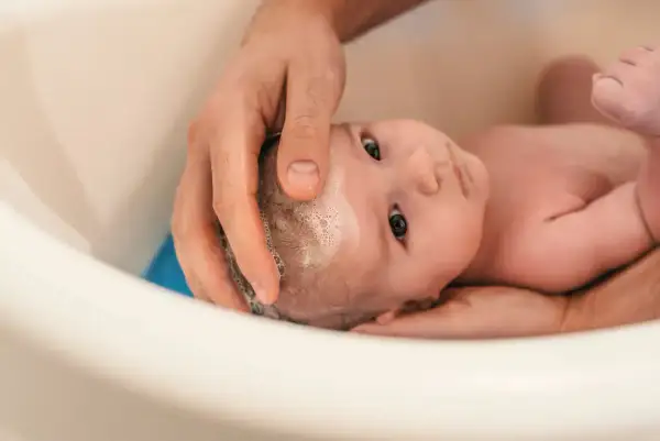 Wyjaśnienie wyrażenia wylać dziecko z kąpielą – co to naprawdę znaczy?