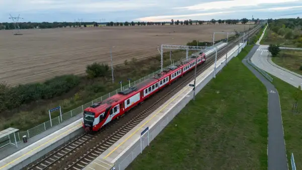 Czerwono-biały pociąg PKP Intercity na trasie Poznań-Jarocin mija stację Złotniki Grzybowe.