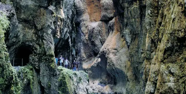 Wanderer erkunden die beeindruckende Klamm Garmisch mit ihren steilen Felswänden und moosbewachsenen Gängen.