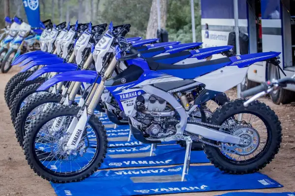 Fila de motos Yamaha WR450F azules y blancas listas para la acción.