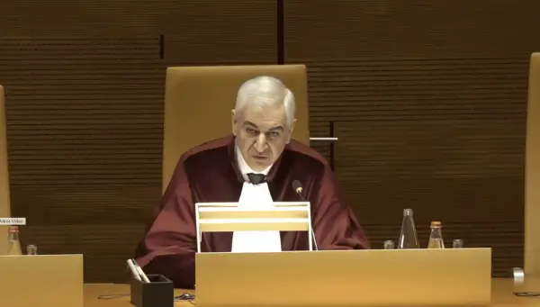 Sędzia w todze ogłasza wyrok TSUE w sprawie frankowiczów.