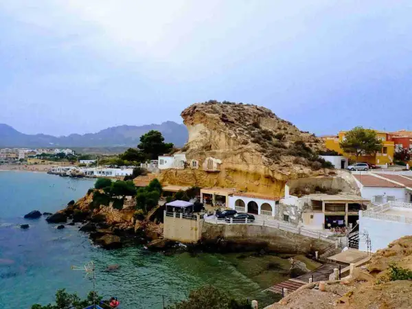 Costa de San Juan de los Terreros, Almería, con casas blancas y acantilados rocosos junto al mar Mediterráneo.