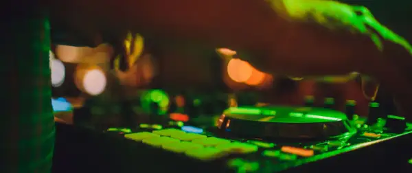 DJ na wesele: Kluczowe pytania, które musisz zadać przed rezerwacją