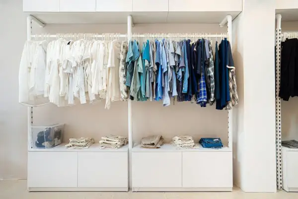 En garderob med vita och blå kläder, inklusive flera plagg från Vero Moda.