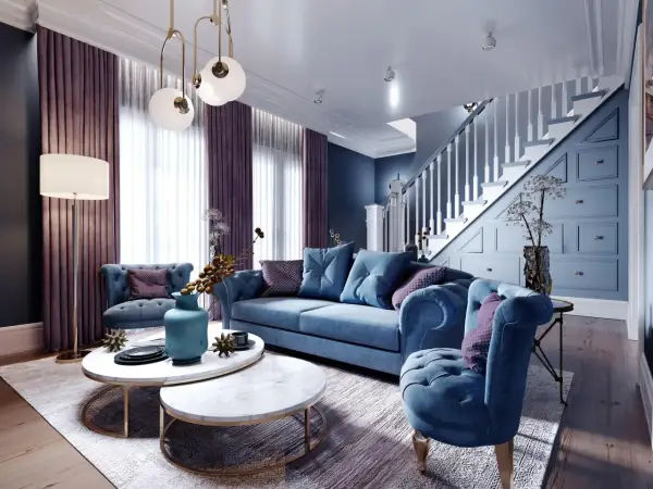 Elegancki salon w stylu art deco nowoczesny. Miękkie, granatowe meble, marmurowe stoliki i fioletowe zasłony tworzą przytulną atmosferę.