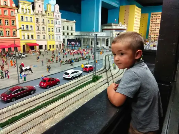 Chłopiec z zaciekawieniem ogląda miniaturową Gliwice. Atrakcje dla dzieci w tym modelu miasta zachwycają detalami.