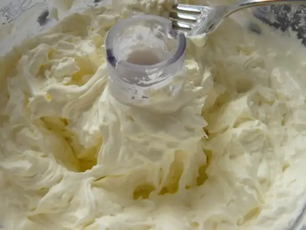 Crème onctueuse prête pour une recette glace mascarpone sans sorbetière. Une fourchette est visible, signe de préparation maison.