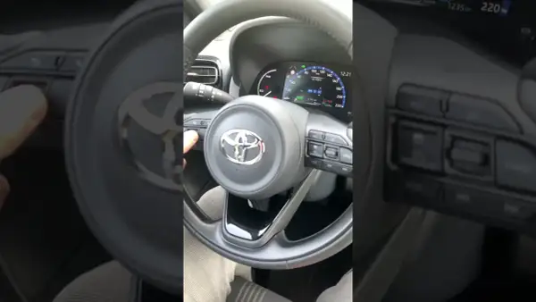 Zmiana godziny w Toyota Yaris: Prosty poradnik dla każdego kierowcy