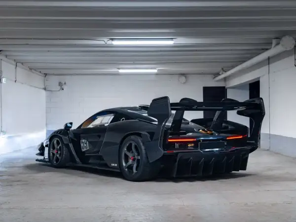 Czarny McLaren Senna GTR z numerem 59, gotowy do wyjazdu z garażu. Potężny dyfuzor i skrzydło zapowiadają jego torowe możliwości.